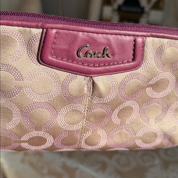 Coach beige w/ rasberty trim 9 1/2by 5 1/2, 8 card slots, side pocket handbag! - Picture 11 of 12